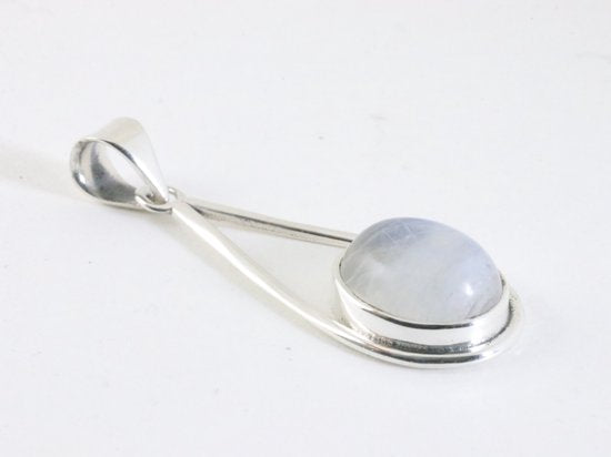 Zilveren hanger met regenboog maansteen aan ketting afbeelding 2