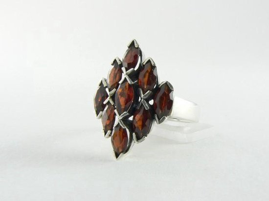 Ruitvormige zilveren ring met granaat afbeelding 3