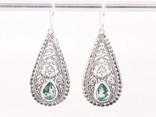 Opengewerkte zilveren oorbellen met groene topaas afbeelding 4