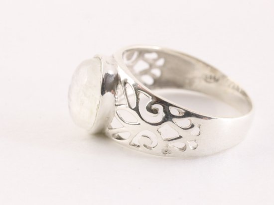 Opengewerkte zilveren ring met regenboog maansteen afbeelding 2