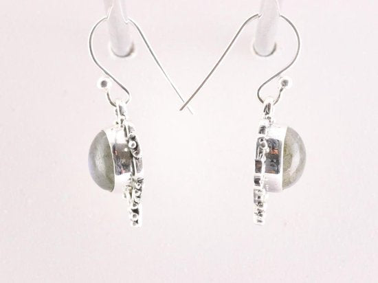 Bewerkte zilveren oorbellen met labradoriet afbeelding 2