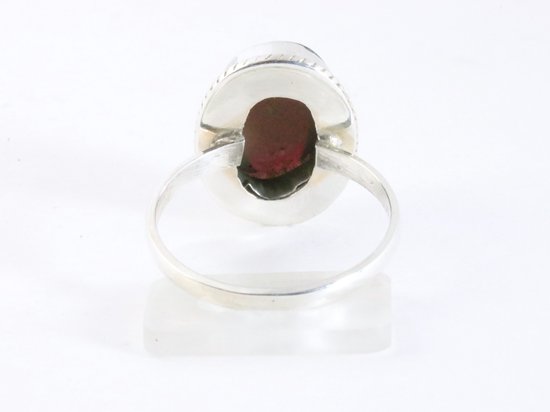 Bewerkte ovale zilveren ring met granaat afbeelding 3