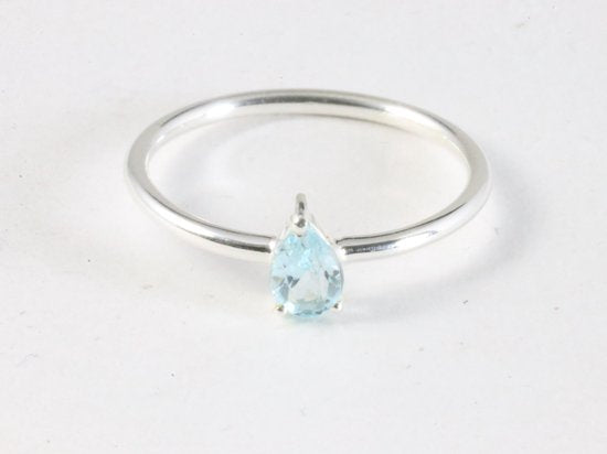 Fijne hoogglans zilveren ring met blauwe topaas afbeelding 4