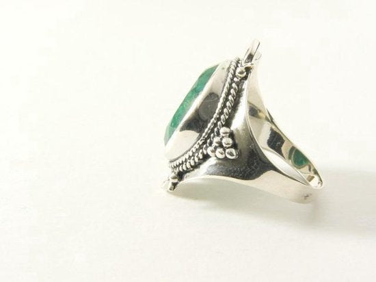 Bewerkte zilveren ring met smaragd afbeelding 3