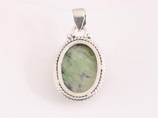 Bewerkte ovale zilveren hanger met groene Zwitserse opaal afbeelding 3