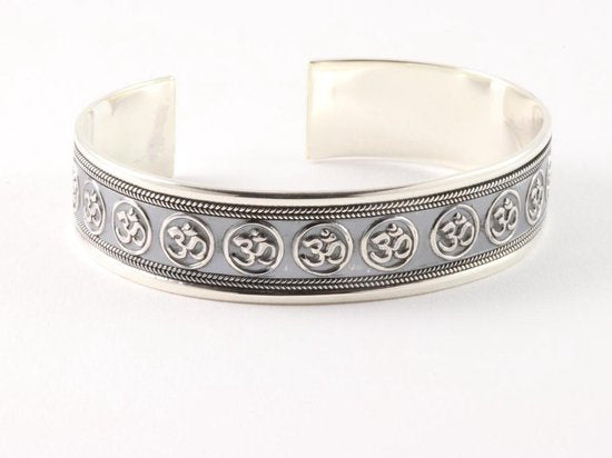 Zilveren klemarmband met ohm tekens afbeelding 2