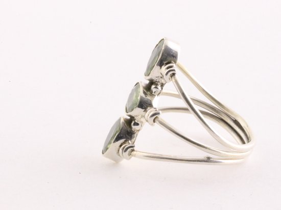 Opengewerkte zilveren ring met 3 peridoot stenen afbeelding 2