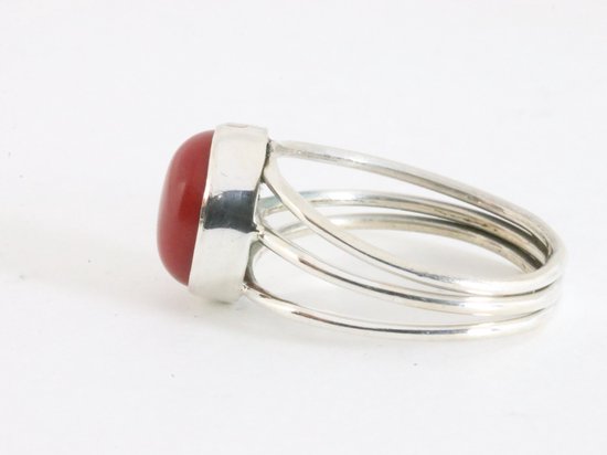Opengewerkte zilveren ring met rode koraal steen afbeelding 2