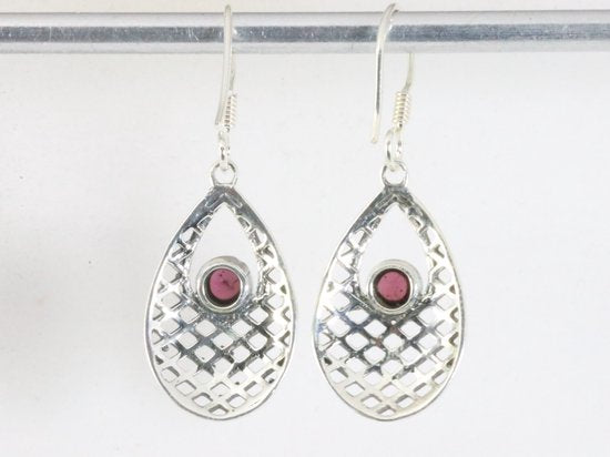 Opengewerkte zilveren oorbellen met granaat afbeelding 2