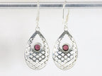 Opengewerkte zilveren oorbellen met granaat afbeelding 2