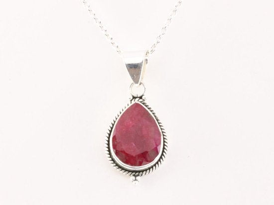 Bewerkte druppelvormige zilveren hanger met robijn aan ketting afbeelding 4
