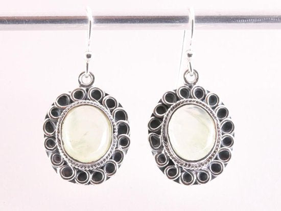 Bewerkte zilveren oorbellen met prehniet afbeelding 4