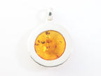 Ronde bewerkte zilveren hanger met amber afbeelding 3