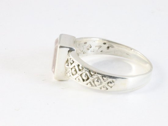 Bewerkte zilveren ring met rozenkwarts afbeelding 2