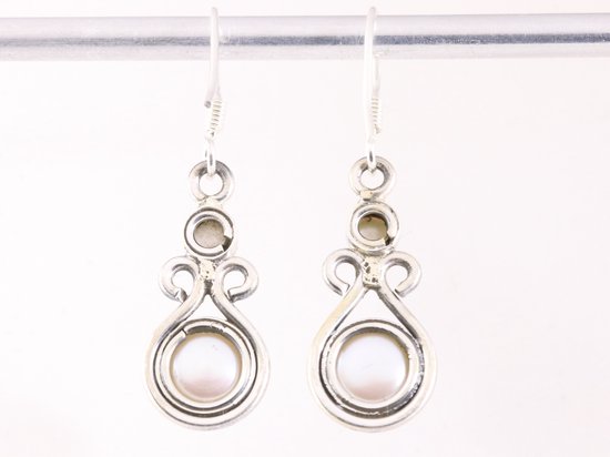 Opengewerkte zilveren oorbellen met parel afbeelding 3