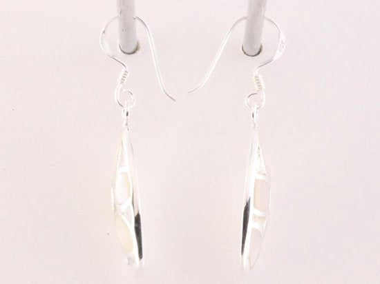 Lange opengewerkte zilveren oorbellen met parelmoer afbeelding 4