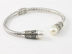 Traditionele bewerkte zilveren klemarmband met zoetwater parels afbeelding 2