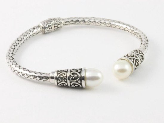 Traditionele bewerkte zilveren klemarmband met zoetwater parels afbeelding 2