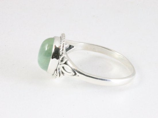 Fijne bewerkte zilveren ring met prehniet afbeelding 2