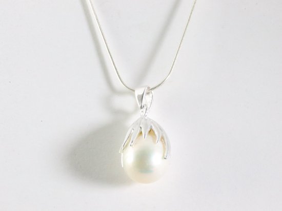 Hoogglans zilveren hanger met witte zoetwater parel aan ketting afbeelding 3
