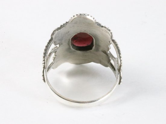 Bewerkte zilveren ring met granaat afbeelding 3