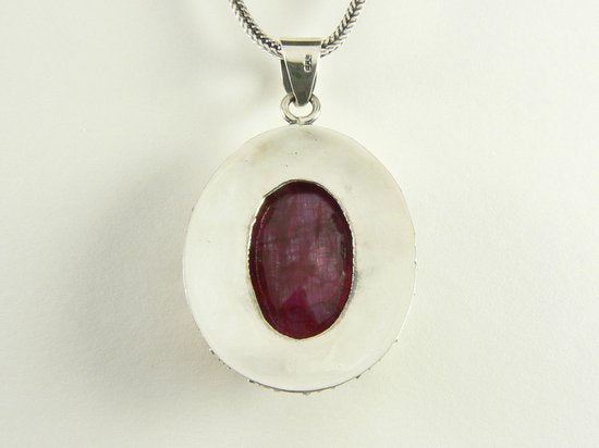 Bewerkte zilveren hanger met robijn aan vossenstaartketting afbeelding 3