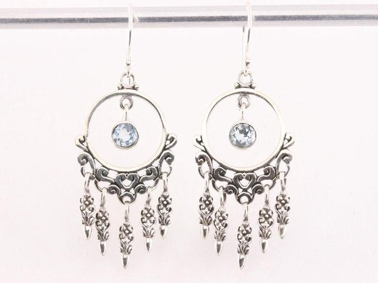 Traditionele opegewerkte zilveren oorbellen met blauwe topaas afbeelding 4