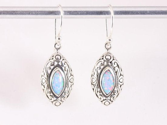 Traditionele bewerkte zilveren oorbellen met Australische opaal afbeelding 4