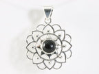 Opengewerkte zilveren hanger met onyx afbeelding 4