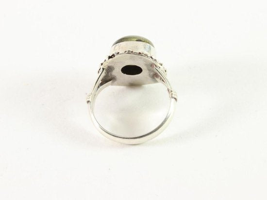 Ronde bewerkte zilveren ring met labradoriet afbeelding 4