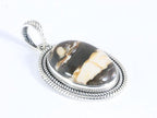 Bewerkte ovale zilveren hanger met peanut wood jaspis aan ketting afbeelding 2