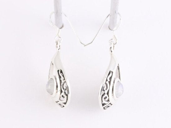 Opengewerkte zilveren oorbellen met regenboog maansteen afbeelding 4