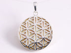 Ronde zilveren hanger met levensbloem op goudkleurige schelp afbeelding 1