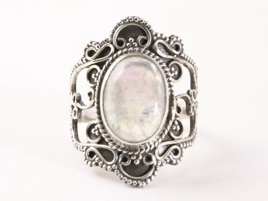 Bewerkte zilveren ring met regenboog maansteen afbeelding 4