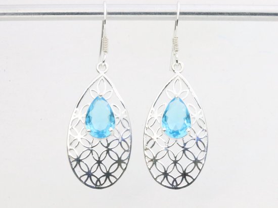 Opengewerkte zilveren oorbellen met blauwe topaas afbeelding 1