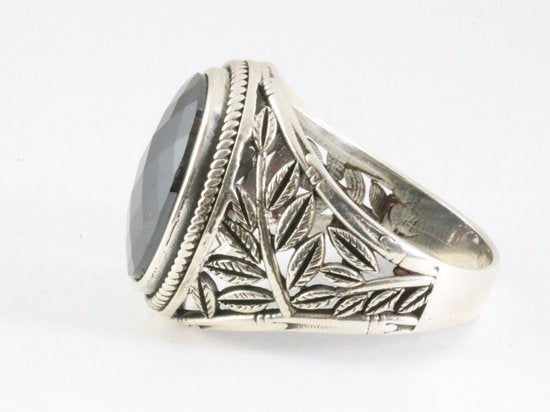 Zware bewerkte zilveren ring met gefacetteerde onyx afbeelding 2