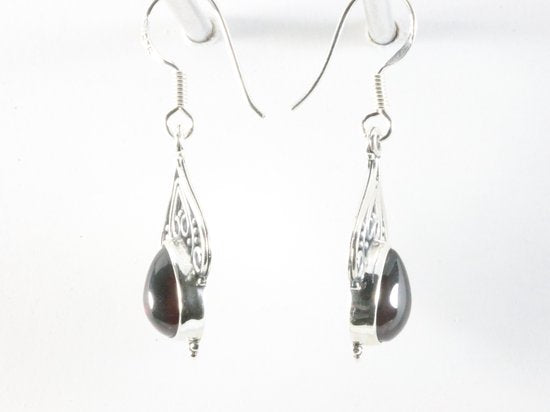 Opengewerkte zilveren oorbellen met granaat afbeelding 2