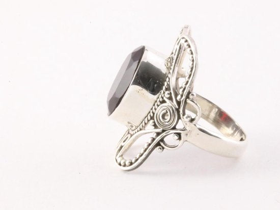 Opengewerkte zilveren ring met granaat afbeelding 3