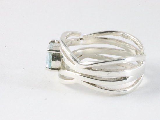 Opengewerkte zilveren ring met blauwe topaas afbeelding 2