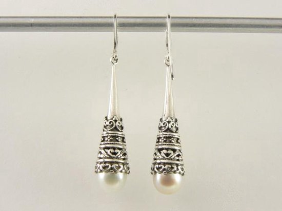 Bewerkte zilveren pegeloorbellen met zoetwater parel afbeelding 2