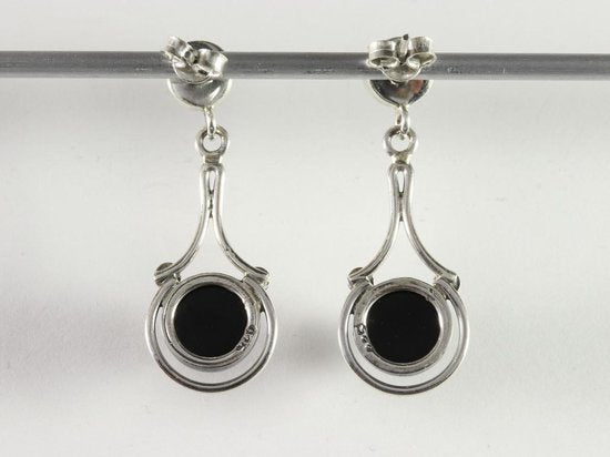 Opengewerkte zilveren oorstekers met onyx afbeelding 2