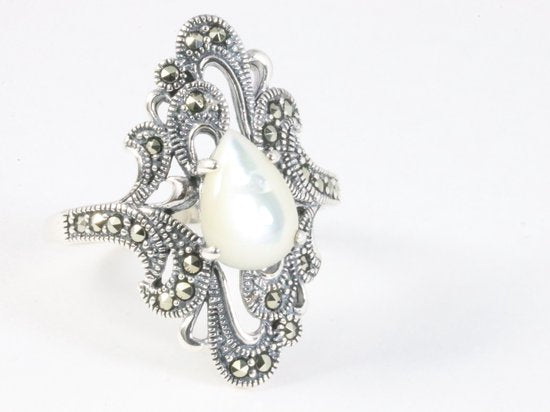 Opengewerkte zilveren ring met marcasiet en parelmoer afbeelding 1