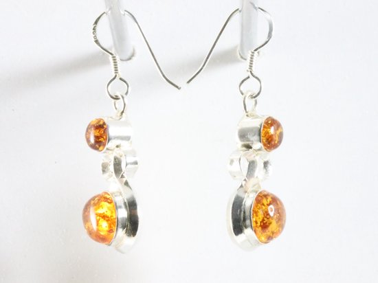 Opengewerkte zilveren oorbellen met amber afbeelding 2