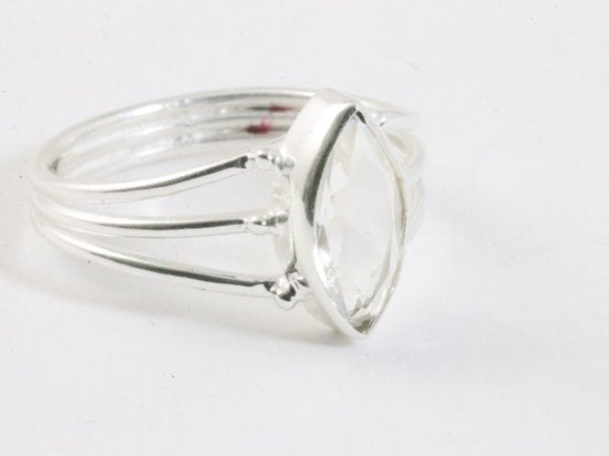 Opengewerkte zilveren ring met bergkristal afbeelding 1