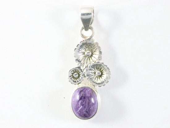 Zilveren bloemen hanger met paarse charoiet afbeelding 4