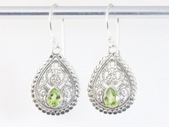 Traditionele bewerkte zilveren oorbellen met peridoot afbeelding 4