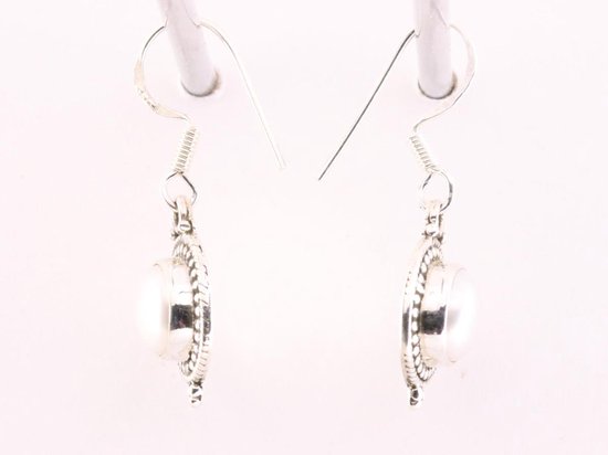 Fijne bewerkte ronde zilveren oorbellen met zoetwater parel afbeelding 2