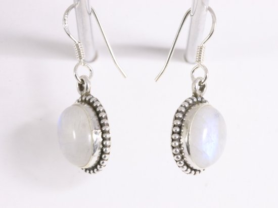 Bewerkte ovale zilveren oorbellen met regenboog maansteen afbeelding 2