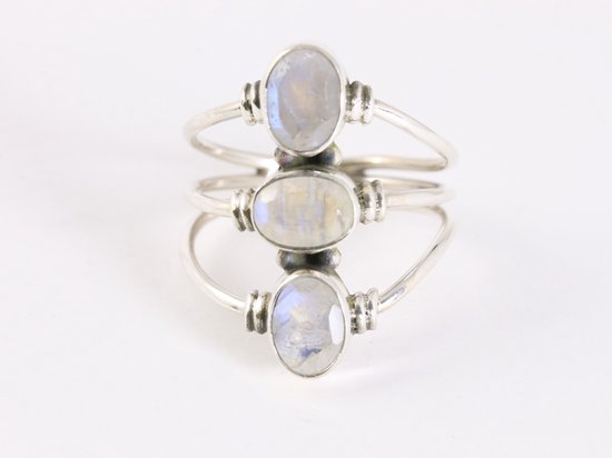 Opengewerkte zilveren ring met 3 regenboog maanstenen afbeelding 4