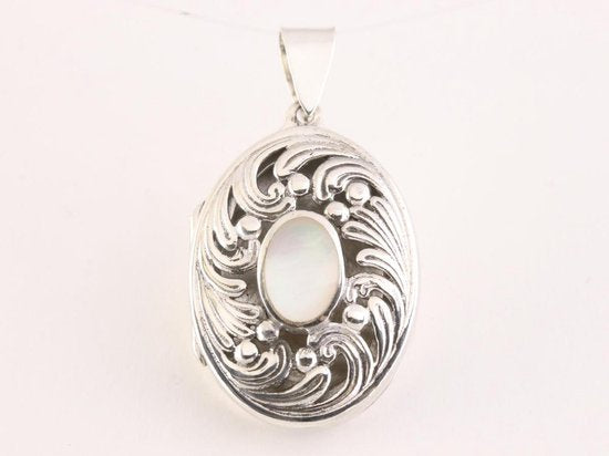 Opengewerkte zilveren medaillon met parelmoer afbeelding 4